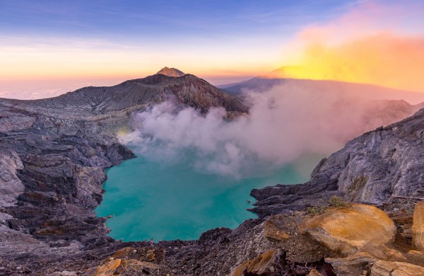 3. kawah ijen banywuangi, jawa timur, indonesia Top Things to Do Around Kawah Ijen Crater