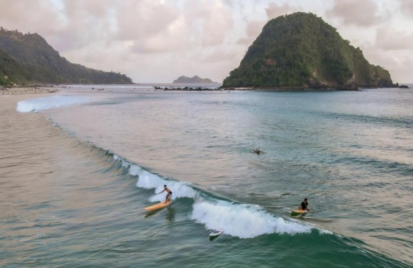 5. surfing pantai pulau merah, banyuwangi, indonesia Pulau Merah Beach